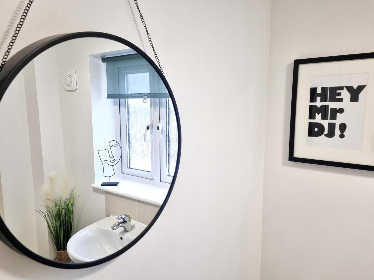 Modern & Spacious 3 Bedrooms And 2 Bathrooms Home, Free Parking! เคมบริดจ์ ภายนอก รูปภาพ
